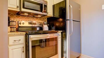 Een koelkast, een magnetron, een oven, een kookplaat