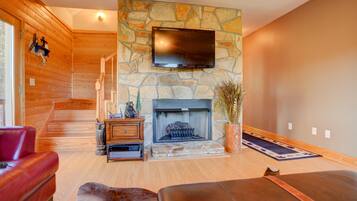 Een smart-tv, een open haard, een dvd-speler en boeken