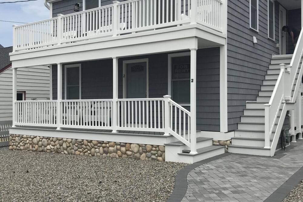OCEAN BLOCK -2 bedrm 1 1/2 bth/parking/ deck/ yard with grill!
