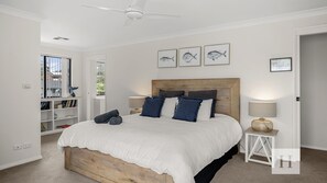 4 bedrooms, iron/ironing board, travel crib, WiFi - The Place - Pool, Lake, Kayaks & much more! (Gwandalan)