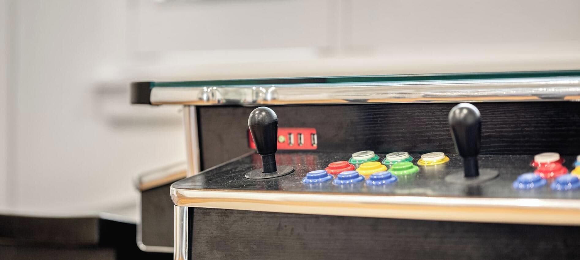 Un gros plan d’une surface métallique sur laquelle sont disposées en rangée des capsules de couleurs vives.