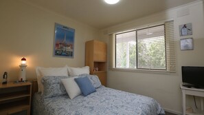 3 bedrooms, iron/ironing board, travel cot, free WiFi - Family friendly and pet friendly cottage (Cape woolamai)