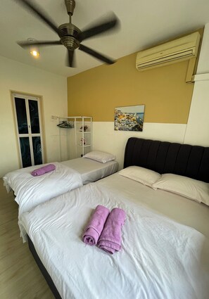 3 bedrooms, iron/ironing board, WiFi - Bukit Jalil Cozy Apartment highway exit (Kuala Lumpur)
