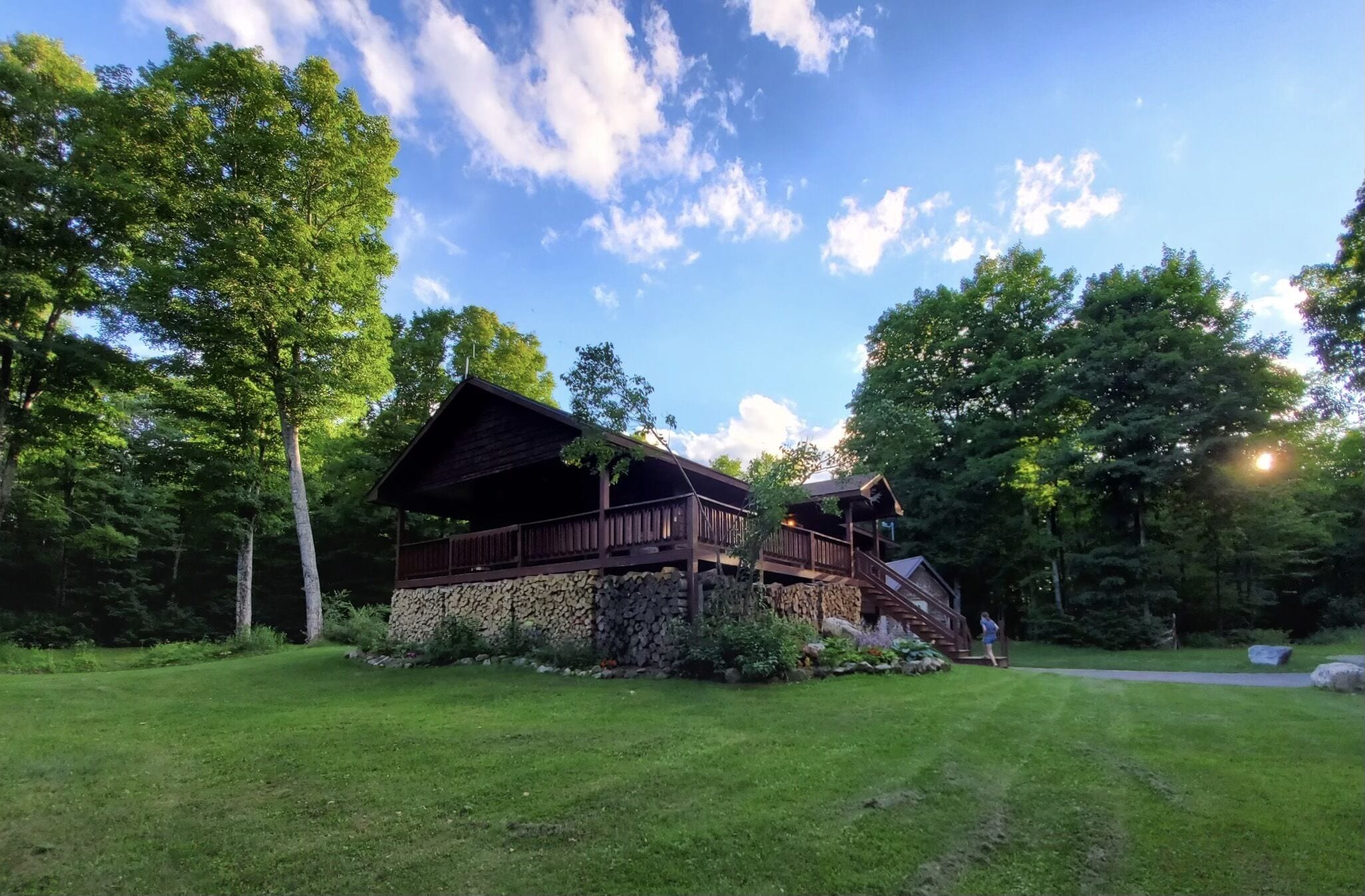 Front yard facing the lodge