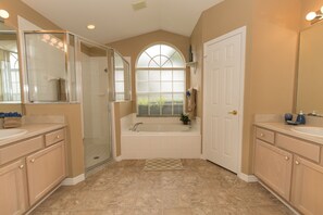 Combined shower/tub, hair dryer, towels