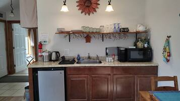 Kühlschrank, Mikrowelle, Herdplatte, Wasserkocher mit Kaffee-/Teezubehör