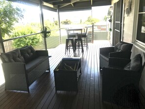 Outdoor dining - Unlimited internet Split systems in all bedrooms & lounge. Wood heater in lounge (Talbingo)