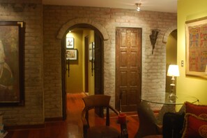 TV, DVD player, books, stereo - Beach Access Apartments (Miraflores)