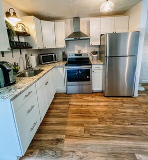 Geladeira, micro-ondas, fogão, cooktop