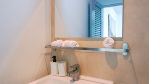 Dusche, Haartrockner, Handtücher, Toilettenpapier