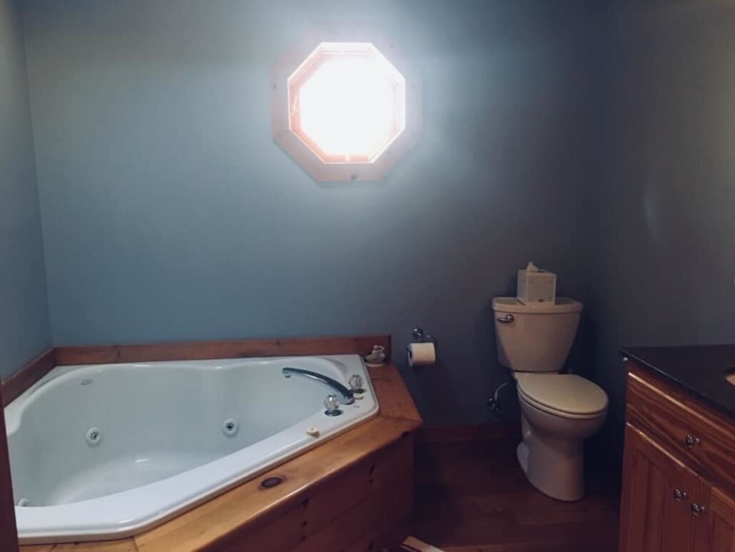 Een bad, een bubbelbad, een haardroger, handdoeken