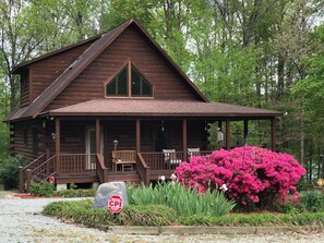 Exterior - Majestic Lakefront Log Cabin located in the NC High Plains (Roxboro)