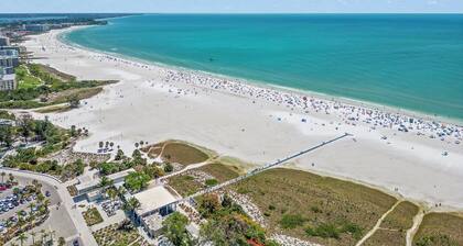 Enjoy the Beach & the Bay! Sensational Condo & Fantastic Amenities at Palm Bay Club 335