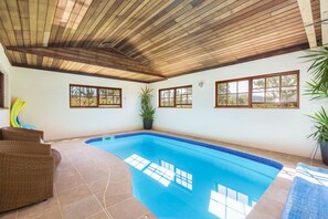 Indoor pool, a heated pool - Wahroonga - A beautiful country escape on 10 acres, views, pool, pet friendly. (Kangaroo Valley)
