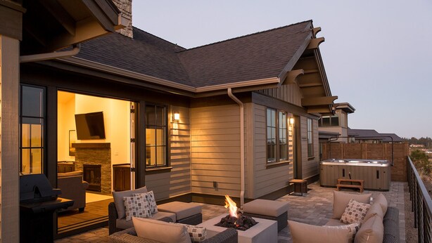 A patio area with outdoor seating and a fire feature. - Friendcation in Bend ~ hot tub ~ bunk beds ~ resort pool + amenities ~ golf ~🐶 (Bend)