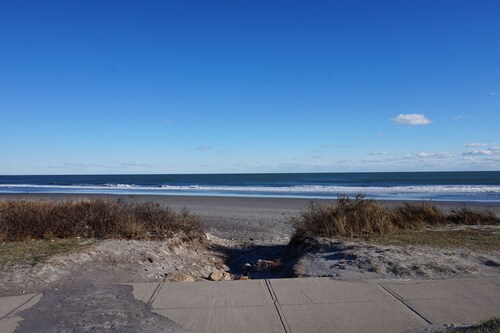 Scarborough Beach Cottage - Walk to the Beach   SUMMER 2027 BOOKING NOW
