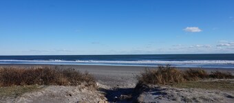 Scarborough Beach Cottage - Walk to the Beach   SUMMER 2027 BOOKING NOW