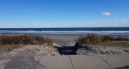 Scarborough Beach Cottage - Walk to the Beach SUMMER 2027 BOOKING NOW