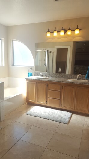 Combined shower/bathtub, hair dryer, towels, soap