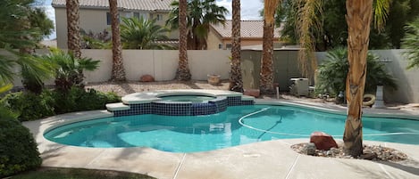 Piscina all'aperto, una piscina riscaldata