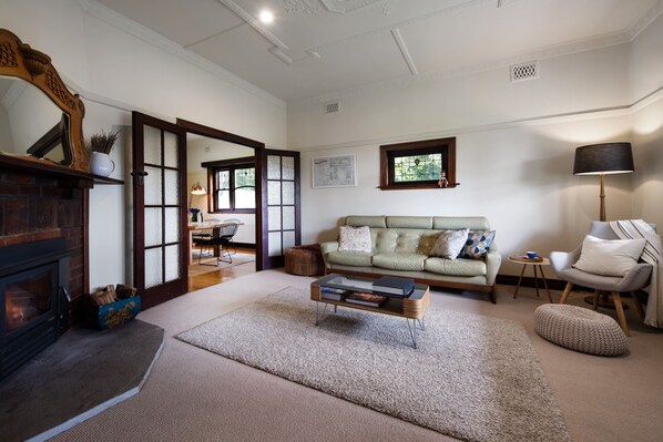 Smart-TV, Kamin, DVD-Player, Videothek