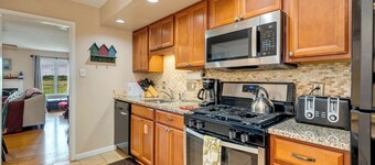 鳥の聖域の夕景を望む広々としたタウンハウス