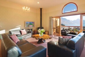 Smart TV, fireplace, DVD player, toys - Expansive home in the Heart of Queenstown with Stunning Views. (Queenstown Hill)