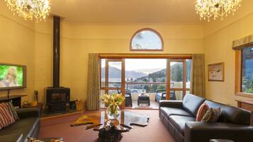 TV connectée, cheminée, lecteur de DVD, jouets