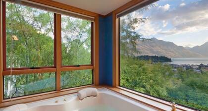 Expansive home in the Heart of Queenstown with Stunning Views.