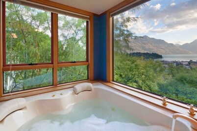 Expansive home in the Heart of Queenstown with Stunning Views.