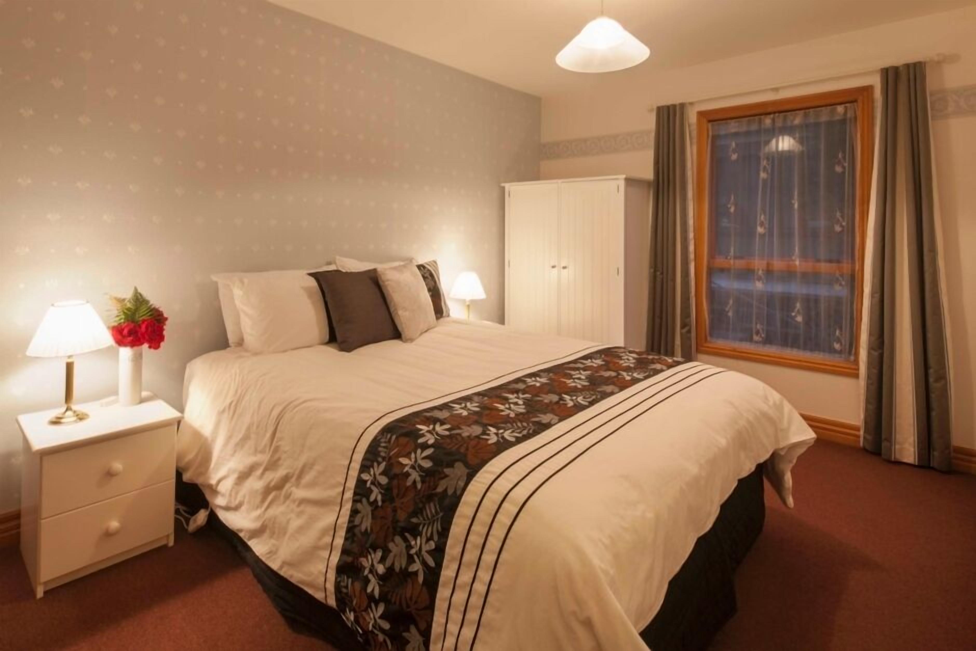 5 bedrooms, desk, iron/ironing board, WiFi (free)