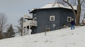 A two-story house with a balcony on the second floor. - The Octagon House: long-range views, fireplace, easy access, close to town (Franklin)