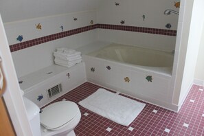 Combined shower/tub, jetted tub, hair dryer, towels - The Octagon House: long-range views, fireplace, easy access, close to town (Franklin)