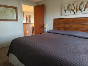 2 bedrooms, iron/ironing board, free WiFi, bed sheets - The Octagon House: long-range views, fireplace, easy access, close to town (Franklin)