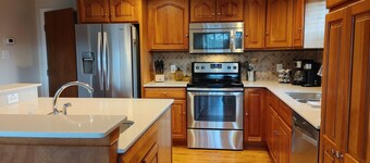 The Octagon House: long-range views, fireplace, easy access, close to town