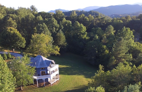 The Octagon House: long-range views, fireplace, easy access, close to town