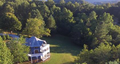 The Octagon House: long-range views, fireplace, easy access, close to town