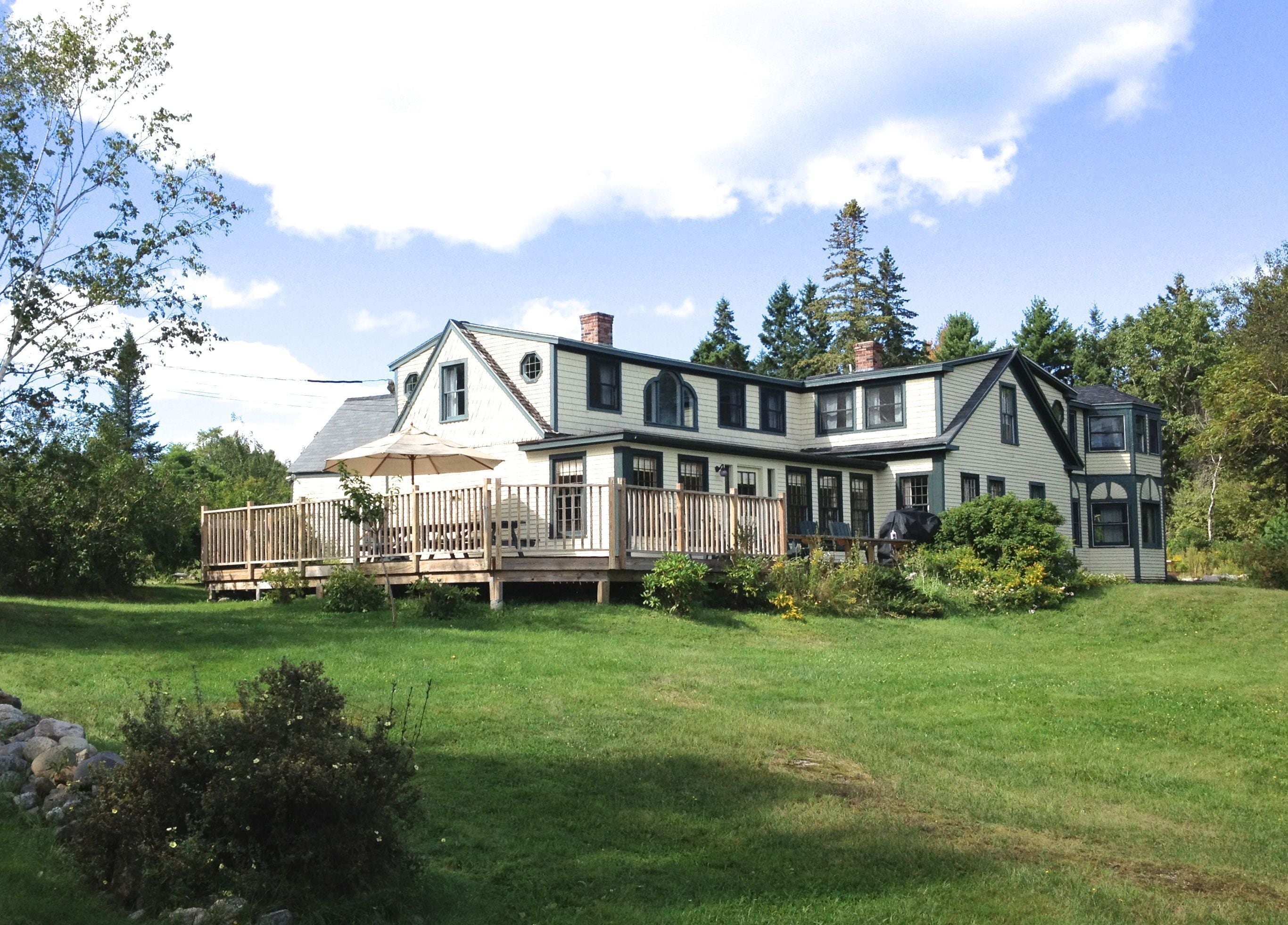 Spacious 19th Century 7 bedroom family farmhouse close to Acadia and the shore