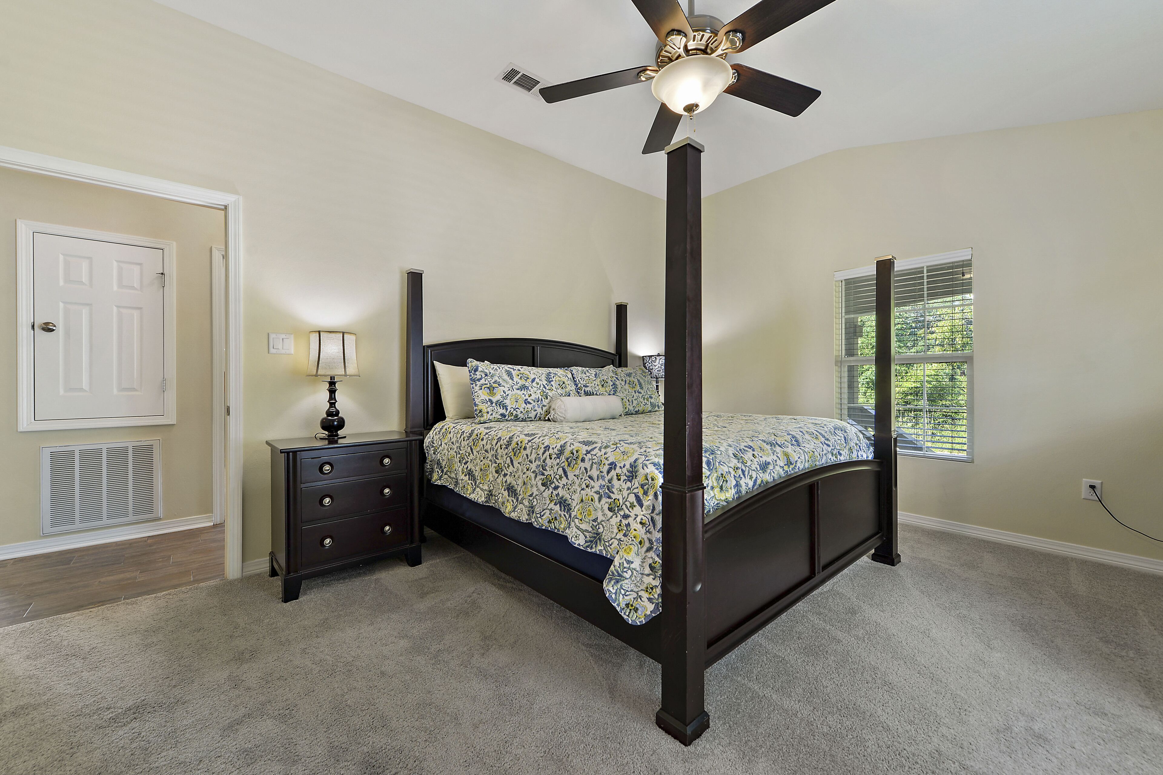 View The Beach From Your Porch.  \Nbest Location, 5 Blocks To Downtown - Golden Nugget Biloxi Hotel & Casino
