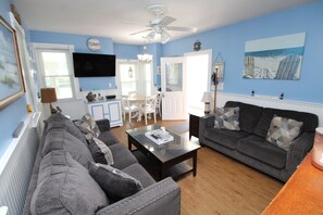 Living area - Wellfleet Harbor Front Cottage (1667) (Wellfleet)