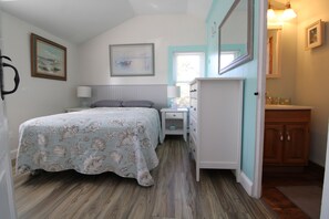 Room - Wellfleet Harbor Front Cottage (1667) (Wellfleet)