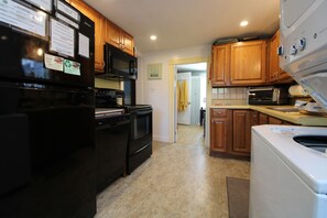 Private kitchen - Wellfleet Harbor Front Cottage (1667) (Wellfleet)