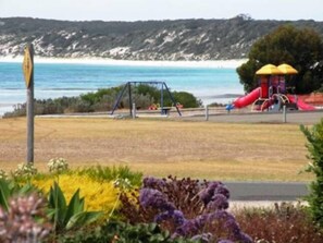 Beach nearby, beach towels - Wintersun Holiday Cottage | Emu Bay | Tommys (Emu Bay)