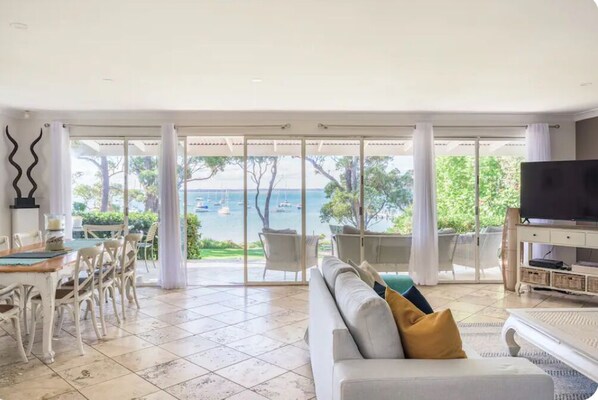 Smart TV, fireplace, Netflix, DVD player - Bliss on the Bay -Beachfront, Dog friendly (Callala Bay)