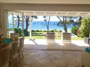 Outdoor dining - Bliss on the Bay -Beachfront, Dog friendly (Callala Bay)