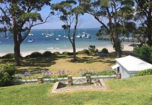 Property grounds - Bliss on the Bay -Beachfront, Dog friendly (Callala Bay)