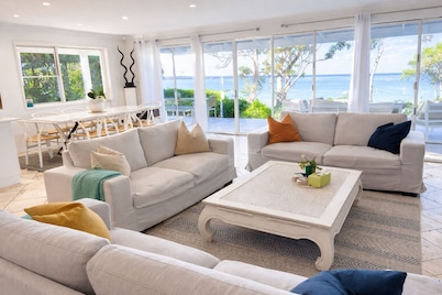 Bliss on the Bay -Beachfront, Dog friendly