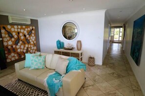 Smart TV, fireplace, Netflix, DVD player - Bliss on the Bay -Beachfront, Dog friendly (Callala Bay)