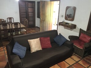 Älytelevisio, DVD-soitin, pöytäjalkapallopöytä, pöytätennispöytä