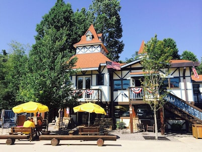 Desirable Cabin Located Just a Short Distance to Oktoberfest and Downtown Helen!